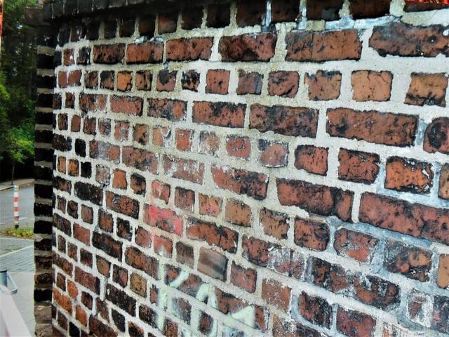 Walter Neuhoff, Anwohner der Tersteegenstraße, erinnert sich, dass an diesem Eckstück der Mauer des 1812 eröffneten Altstadtfriedhofes früher eine Gedenktafel hing, die an Gerhard Tersteegen erinnerte, aber während Bauarbeiten im Jahr 1951 verschwand.