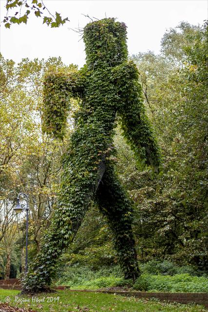"Fußgänger" im Kunstpark in Herne-Börnig - Perspektive 1