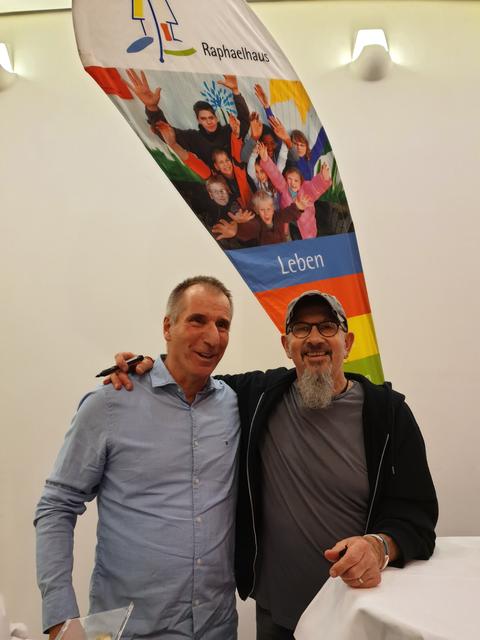 Christian Weise, Leiter des Rapfaelhauses, mit Chris Thompson.