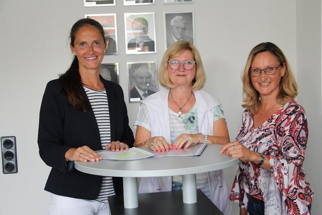 Von links: Bürgermeisterin Imke Heymann, Schiedsfrau aus dem Bezirk Rüggeberg Ilona Melzer und Katja Schlünder.
