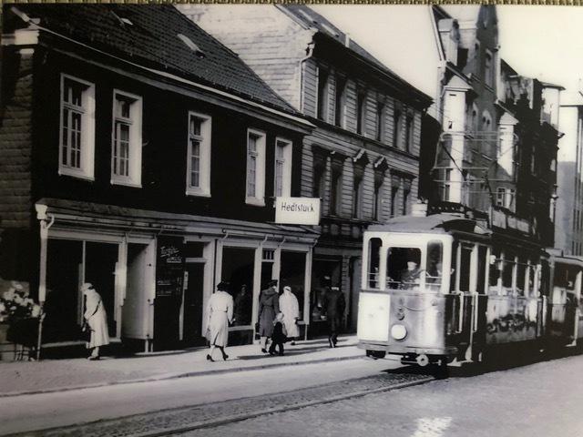 1956 ratterte noch die Straßenbahn direkt am Geschäft vorbei.