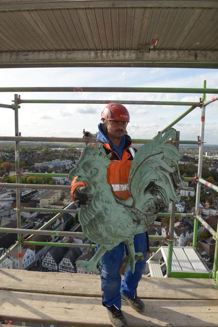 Über das schmale Gerüst wurde der Hahn zum Aufzug gebracht.   | Foto: Jörg Stengl