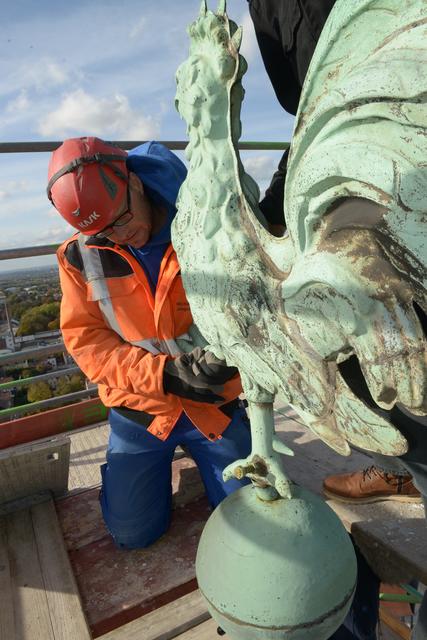 Eine Schraube verhinderte das Abziehen des Gockels. Das Werkzeug lag 80 Meter tiefer.  | Foto: Jörg Stengl