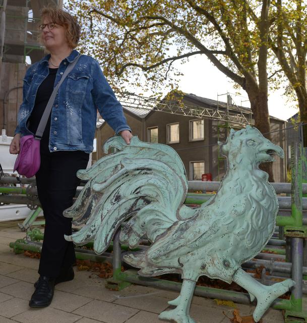 Pfarrerin Barbara Dietrich ließ den Wetterhahn nicht mehr los.  | Foto: Jörg Stengl