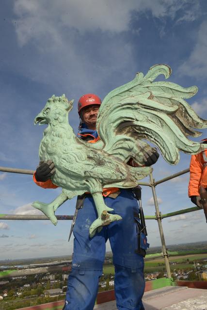 Ekrem Uysal hat den rund 40 Kilo schweren Hahn fest im Griff. | Foto: Jörg Stengl