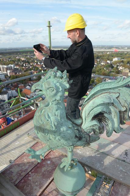 Dietrich Schneider vom Evangelischen Kirchenkreis schoss noch schnell ein Selfie mit Hahn.  | Foto: Jörg Stengl