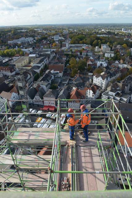 Einen Arbeitsplatz mit besonderer Aussicht haben Ekrem Uysal und Michael Jesgarz . | Foto: Jörg Stengl