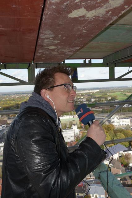 Auch die WDR-Lokalzeit berichtete direkt vom Geschehen auf dem Unnaer Kirchturm. | Foto: Jörg Stengl