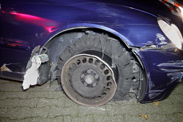 Der Wagen fuhr im Laufe der Flucht offenbar auf der Felge.
