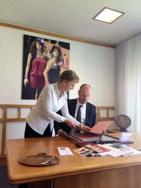 Detlev Höhner, Geschäftsführer bei der Firma Murtfeldt in Brackel, erhielt im Dortmunder Rathaus zahlreiche Einblicke, auch in die Büroarbeit von Bürgermeister Sauer.
