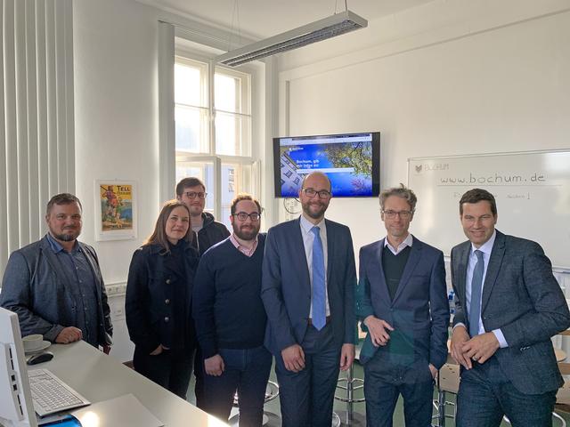 Oberbürgermeister Thomas Eiskirch (r.), Stadtdirektor Sebastian Kopietz (3.v.r.) sowie Vertreter der Agentur Oktober präsentieren die neue städtische Website.