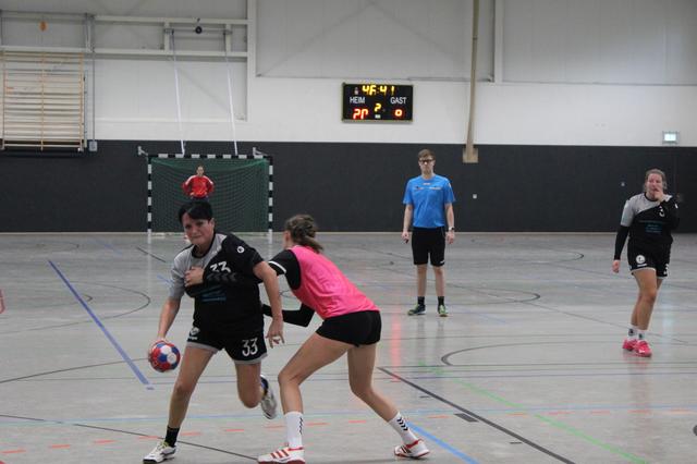 Trotz des am Ende klaren Sieges der Asselnerinnen stemmten sich die Gäste aus Oespel-Kley gegen die Niederlage. | Foto: TV Asseln