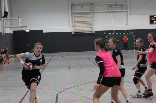 In eigener Halle kam die von Karsten Wege trainierte Sieben (ohne Leibchen) nie in Bedrängnis. | Foto: TV Asseln