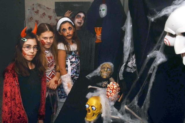 "Im Land des Schreckens" in der Jugendfreizeistätte Eving wurde es arg düster. Spaß hatten die Halloween-Anhänger im Horror-Labyrinth aber allemal.