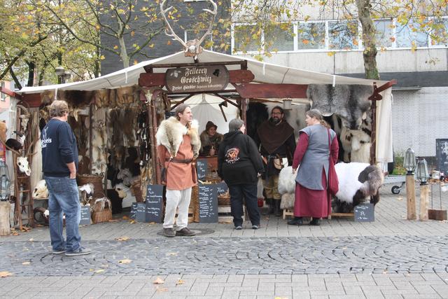Das breite Angebot der Händler auf dem Mystischen Mittelaltermarkt in Neumühl hat sich herumgesprochen. Es gab dort wieder eine Menge für jeden Geschmack und Geldbeutel.