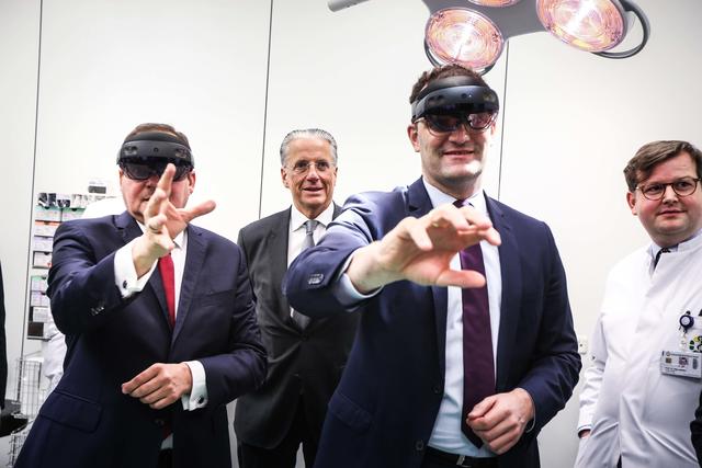 Ran an die Brillen. Thomas Kufen (l.) und Jens Spahn (r.) probieren die Mixed-Reality-Brillen aus. Professor Jochen A. Werner schaut zu.