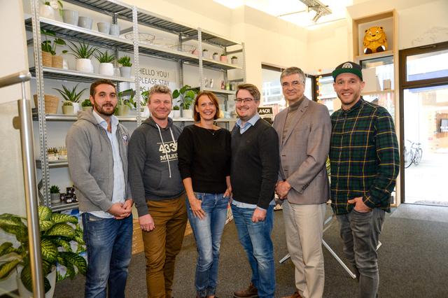 Dominik Schreyer vom Diakoniewerk, Textilkaufmann Jörn Gedig, Citymanagerin Gesa Delija, Timo Buhren vom Hagenbaumarkt, Planungsdezernent Peter Vermeulen und Concept-Store-Betreiber Julian Schick im Pop-Up-Shop zwischen Löhberg und Kohlenkamp. Der soll jetzt unter neuen Vorzeichen zur Dauereinrichtung werden.