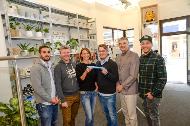 Jörn Gedig, Citymanagerin Gesa Delija, Timo Buhren vom Hagenbaumarkt, Planungsdezernent Peter Vermeulen und Concept-Store-Betreiber Julian Schick im Pop-Up-Shop zwischen Löhberg und Kohlenkamp. Der soll jetzt unter neuen Vorzeichen zur Dauereinrichtung werden.