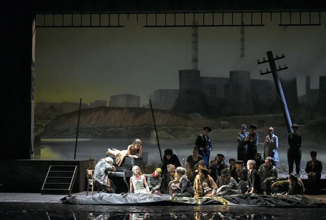Johannes Leiacker, der bereits mehrfach Bühnenbilder für das Aalto Theater gestaltet hat, zeichnet auch für Pique Dame verantwortlich. Hier eine Szene mit Liliana de Sousa (Polina), Gabrielle Mouhlen (Lisa) und dem Opernchor.