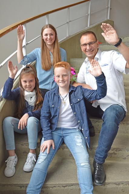 Frohsinn in der Stadt Velbert verbreiten und das Brauchtum pflegen, das möchten Saskia Altenburg und Markus Versteegen (hinten) sowie Lili-Minou Pätzold und Fynn Jaite in der kommenden Karnevals-Session. Die Prinzen-Proklamation findet am 16. November statt.