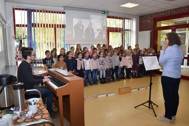 Der Chor der Grundschule sang bei der Feierstunde Herbst- und Martinslieder.