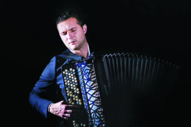 Der Serbe Nikola Komatina ist ein Virtuose auf dem Knopfakkordeon und wird mit Balkan-Musik den Abend untermalen. Foto: Chi Phan