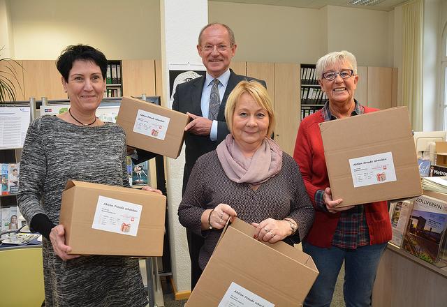 Startschuss für die Paketaktion "Freude schenken" im Gladbecker Rathaus. Unser Foto zeigt von links nach rechts Kerstin Timm (Personalrat der Stadt Gladbeck), Bürgermeister Ulrich Roland, Kerstin Alpert (Gladbeck Information) und Annegret Knubben (Caritasvrband Gladbeck).