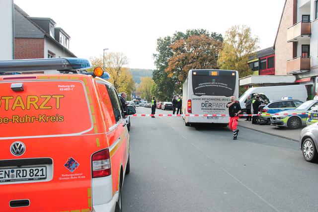 Auch der Rettungsdienst der Feuerwehr war vor Ort. Es musste lediglich eine Schülerin versorgt werden, die wohl vor Aufregung kollabiert war. Foto: Römer