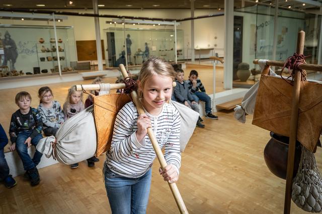 Wie schwer ein Römer zu tragen hatte, erfahren Schüler und Schülerinnen beim Programm "Römer to Go" hautnah. Foto: LWL/ P. Jülich