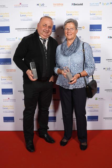 Faraj Younan und Ingrid Tödtmann wurden mit dem den 3. Platz in der Kategorie „Herausragendes individuelles Engagement“ des Deutschen Lesepreises ausgezeichnet. 

 | Foto: Sascha Radke