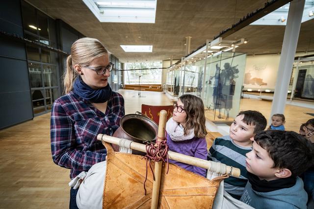 Eine römische Ausrüstung und Bekleidung hat der Museumspädagoge des LWL-Römermuseums im Gepäck, wenn er Grundschulen oder weiterführende Schulen in ganz Westfalen besucht. Ausprobieren ist hier erwünscht. Foto: LWL/ P. Jülich