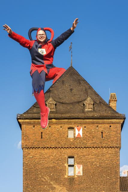 Der Monheimer Schelm: aus dem närrischen Tiefschlaf erwacht und voller Tatendrang! Das wünscht sich die Große Monheimer Karnevalsgesellschaft zum Sessionsauftakt am 11.11.
Foto/Montage: Stefan Pollmanns