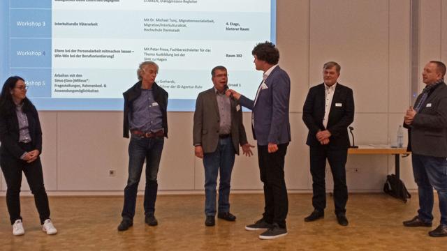 (V.l.n.r.): Christina Kefalidis (Diplom-Psychologin), Johannes Schopp (Entwickler des Konzepts ELTERN STÄRKEN), Peter Frese (Fachbereichsleiter Ausbildung der SIHK), Jonas Leimann (Kommunikationstrainer), Klaus Gerhards (Geschäftsführer iD-Agentur-Ruhr) und Dr. Michael Tunç (Migrationssozialarbeit Hochschule Darmstadt).