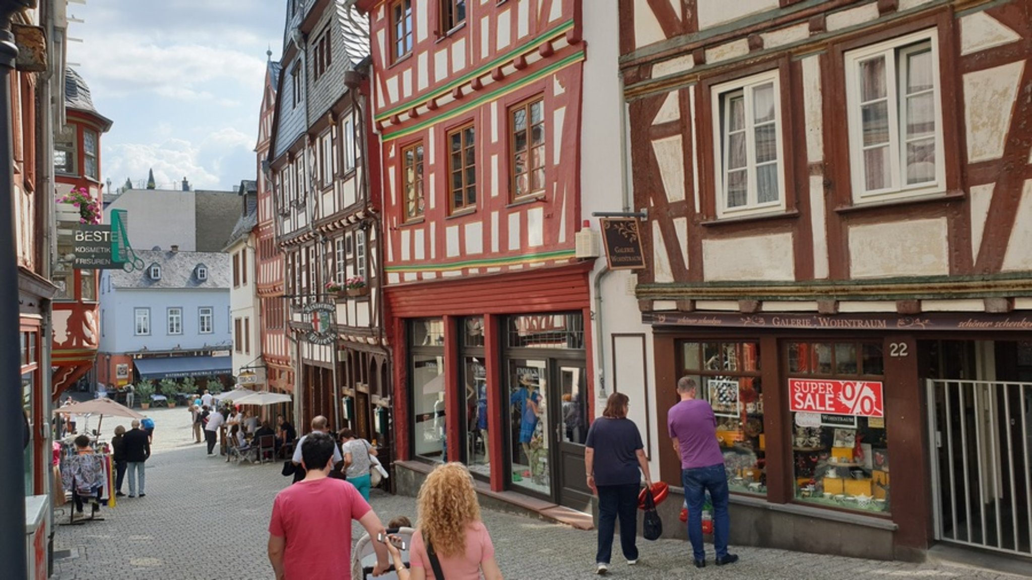 Die Bürgervereinigung Laar lädt zu einem Tagesausflug zum TheStylesOutlets Montabaur und zum Weihnachtsmarkt Limburg ein.: Outlet-Center und Christkindlmarkt - Lokalkompass.de