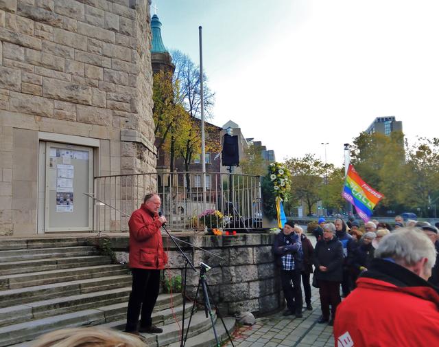 Uri Kaufmann, Leiter des heute städtischen Hauses jüdischer Kultur, der Alten Synagoge hatte sich trotz des Schabbat / Sabbat  zu einer Begrüßungsrede der Kundgebung zur Erinnerung an die Pogromnacht  vom 9.November 1938 bereitgefunden.  Das Aufflammen so vieler rechtsextremer, wie auch antisemitischer Gruppierungen und deren Wahlergebnisse zwingen engagierte Menschen zu besonderen Verhaltenweisen. | Foto: Walter Wandtke
