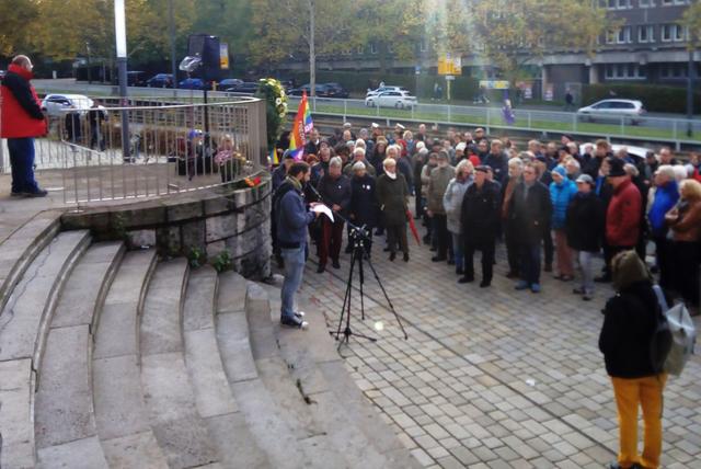 Das Bündnis "Essen stellt sich quer" in dem von Grünen, der Linken, wie SPD und Jusos verschiedene Organisationen vertreten sind, beschreibt vor der Alten Synogoge den Notwendigekeit, gemeinsam gegen die neuen gewalttätigen Gruppierungen zu wehren. Selbsternannte Bürgerwehr Truppen wie "Steeler - Huttroper oder Altenessener Jungs" sind keine rechtsradikalen Folkloregruppen, sondern reale Gefahren für diverse Minderheiten in den verschiedenen Stadtteilen.  | Foto: Walter Wandtke