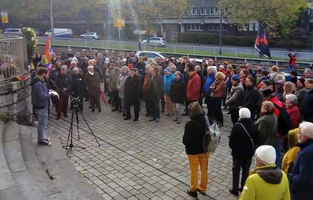 Erinnerung an die Pogromnacht vom 9. November 1938:  Kundgebung vor der Alten Synagoge, die als Gebäude die Brandstiftung vor 81 Jahren überstehen konnte und nicht wie die kleinere Synagoge in Steele im Nationalsozialistischen Deutschjand einfach abgerissen wurde. | Foto: Walter Wandtke