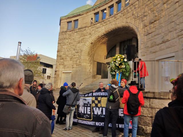 Vor der Alten Synagoge Essen - Erinnerungarbeit für die jüdischen opfer der staatlich verordneten Pogromnacht vom 9. November 1938..  | Foto: Walter Wandtke