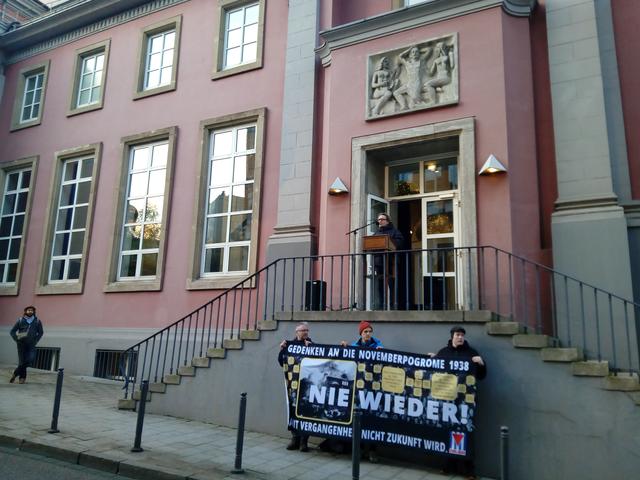 Am Schauspielhaus Essen:- Theater hat eine wesentliche Aufgabe, um die erst sich langsam steigernden Diskriminierungen, und später tödlichen Entrechtungen von jüdischen Bürger*innen und anderen NS-Systemgegnern für die Zukunft wachzuhalten. | Foto: Walter Wandtke