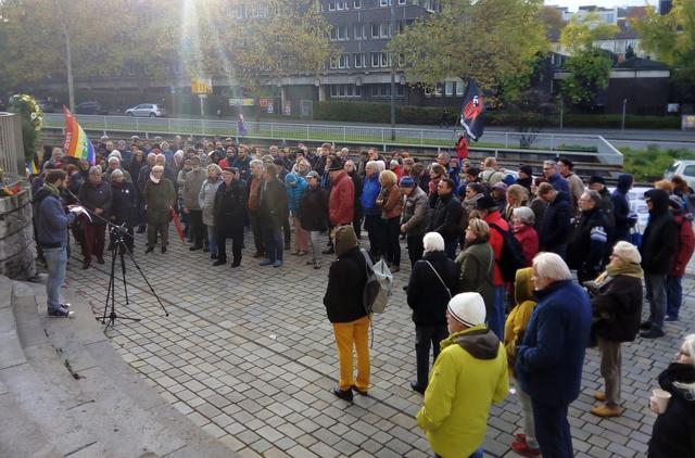 Alte Synagoge Essen - Kundgebung zur Erinnerung an die Pogromnacht vom 9. November 1938. Im Jahre 2019 natürlich weitgehend verschüttet unter der Erinnerung an den glücklichen Mauerfall vom 9. November 1989,  der in weniger als einem Jahr das Ende der DDR einläutete. | Foto: Walter Wandtke