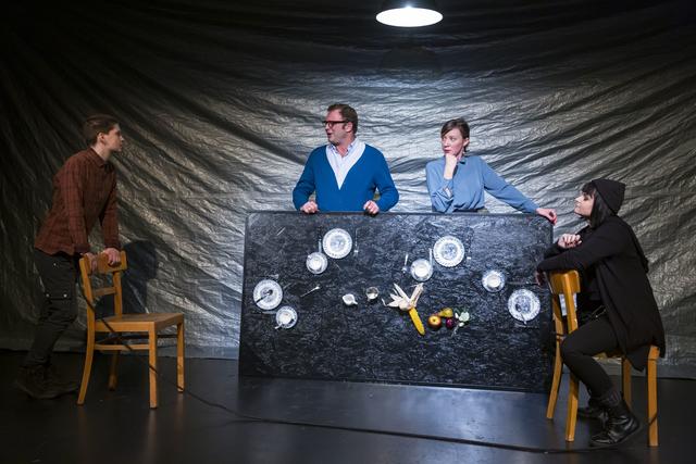 Konflikte am Esstisch: Theo (Caroline Blümer, links) und Fanny (Vanessa Kuhnen, rechts) haben genug von der Scheinheiligkeit ihrer Eltern (Axel Holst, Christina Böhrke).