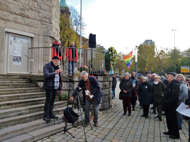 Olaf Jellemer, früherer evangelischer Pfarrer in Katernberg, beschreibt unter anderem anderem die Notwendigkeit, sich gegen die erschreckenden heutigen rechtsradikal, wie auch antisemitischen Wahlerfolge zu wehren.  | Foto: Walter Wandtke
