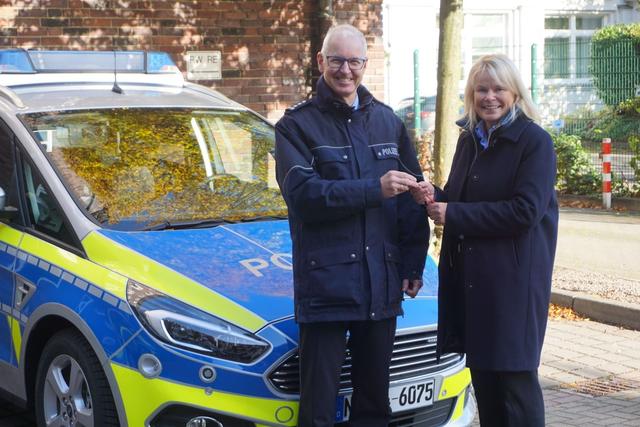 Polizeipräsidentin Friederike Zurhausen und Wachleiter Michael Zachäus bei der Schlüsselübergabe