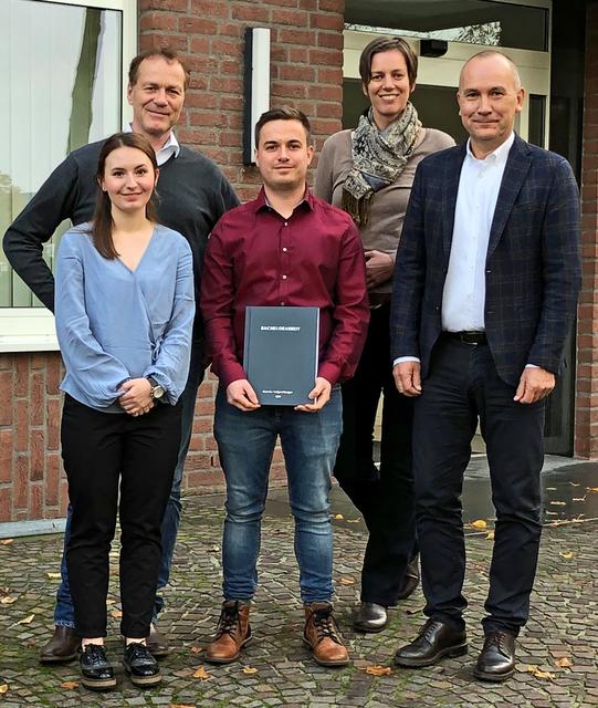 Katharina Kükenbrink (li.) und Marvin Leipersberger (Mi.) mit Prof. Dr. Albert Daniels (2. v. li.), Beate Böckels (2. v. re.) und Thomas Derksen (re.). | Foto: Zur Verfügung gestellt von Holemans.