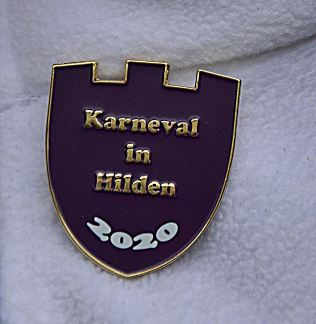 Erstmals in der Geschichte des Hildener Karnevals gibt es den Rosenmontagpin. Er dient zur Finanzierung des Rosenmontagsumzuges.