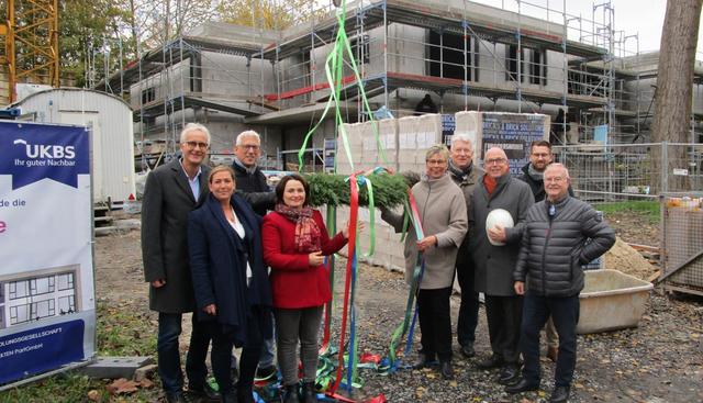 Freudige Gesichter beim Richtfest der vierzügigen Kindertagesstelle in Holzwickede an der Allee: Rainer Göpfert, Geschäftsführer des AWo-Unterbezirks Ruhr-Lippe-Ems; Anja Specke, Kita-Leiterin, Thorsten Göpfert, Dezernent für Jugend und Familie des Kreises Unna; Katja Schuon, Fachbereichsleiterin Jugend und Familie des Kreises Unna; Bürgermeisterin Ulrike Drossel, AWo-Vorsitzenden Hartmut Ganzke MdL, UKBS-Geschäftsführer Matthias Fischer, Architekt Köhnemann von dem WWK-Architektenteam aus Lünen und UKBS-Aufsichtsratsvorsitzenden Theodor Rieke (v.l.n.r.).