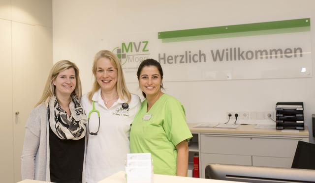 Ein kompetentes Team, vl. Praxismanagerin Stephanie Wlodarczak, Dr.med. Constanze Spiess und die medizinische Fachangestellte Reyhan Saatci.