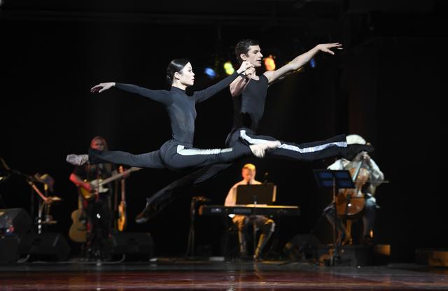 Die Ballett-Compagnie des Aalto-Theaters und drei Vollblutmusiker gehen gemeinsam mit dem musikalischen Leiter Heribert Feckler auf eine Entdeckungsreise durch die Musik- und Tanzgeschichte. Unser Foto: Yurie Matsuura und Artem Sorochan.