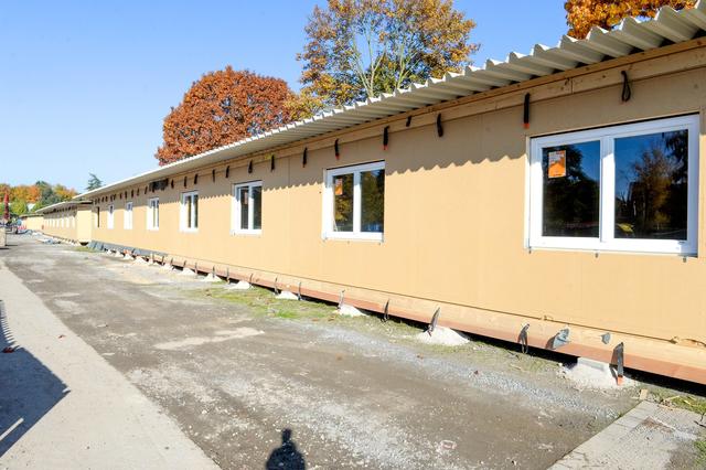 Ende 2015 zogen in Saarn die ersten Flüchtlinge in diese Holzhäuser ein.
Foto: PR-Foto Köhring/AK
