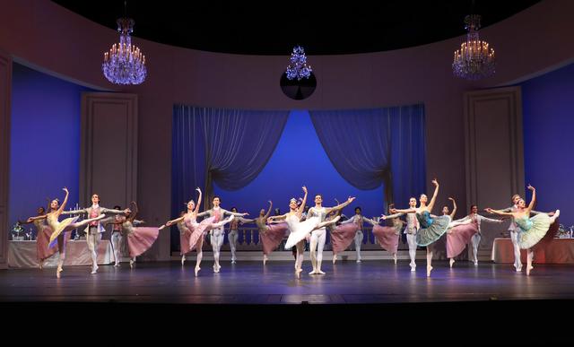 Das Ballett Dornröschen feierte im Aalto Theater Premiere (unser Foto): Yanelis Rodriguez (Prinzessin Aurora), Artem Sorochan (Prinz Désiré) und Mitglieder der Aalto-Ballettcompagnie.